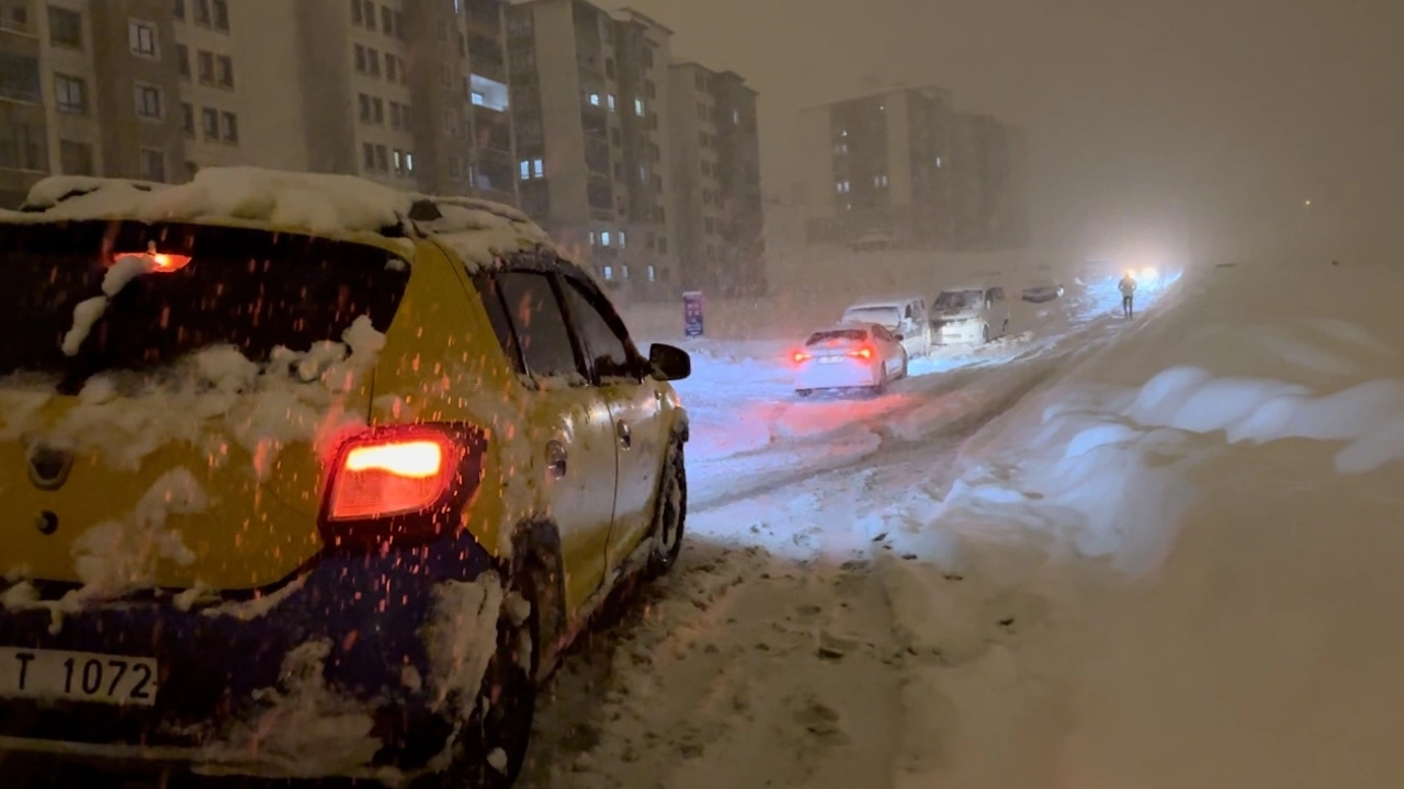 Yüksekova’da etkili olan kar yağışı sürücülere zor anlar yaşattı