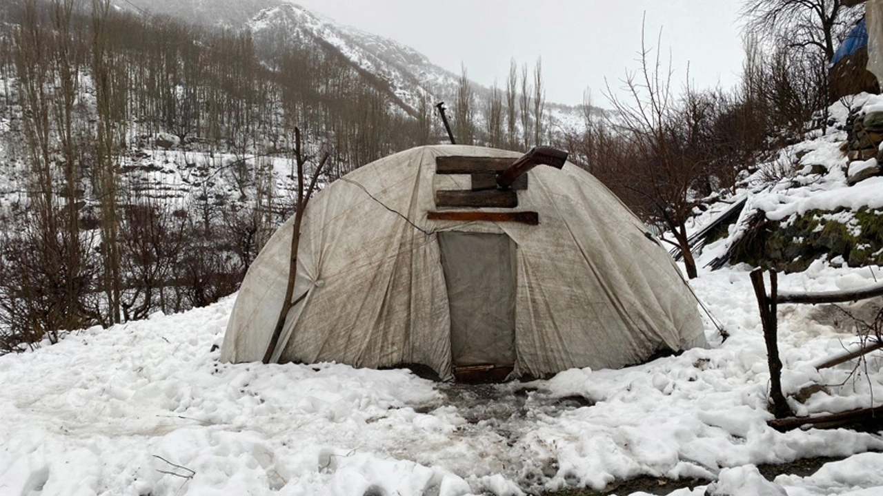 Deprem korkusundan çadırda yaşıyorlar