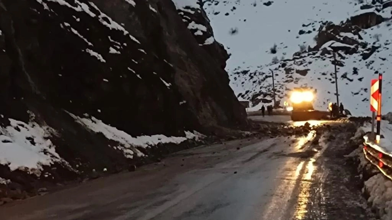 Yüksekova-Hakkari Karayolunda ulaşım aksadı, araç kuyrukları oluştu