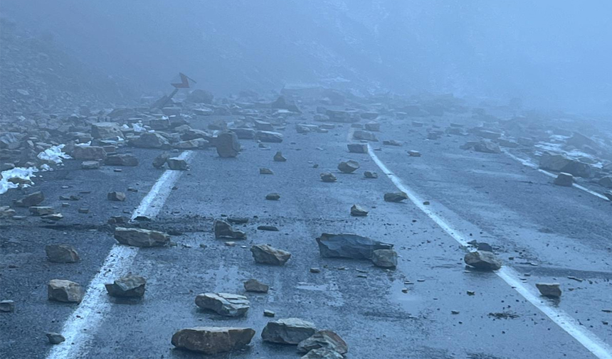 Çukurca yoluna düşen kaya parçaları korkutuyor