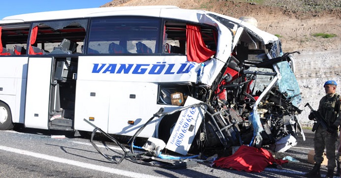 Yolcu otobüsü TIR'a çarptı!.. Ölü ve yaralılar var!