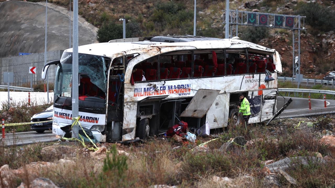 Yolcu otobüsü devrildi: 9 ölü, 30 yaralı