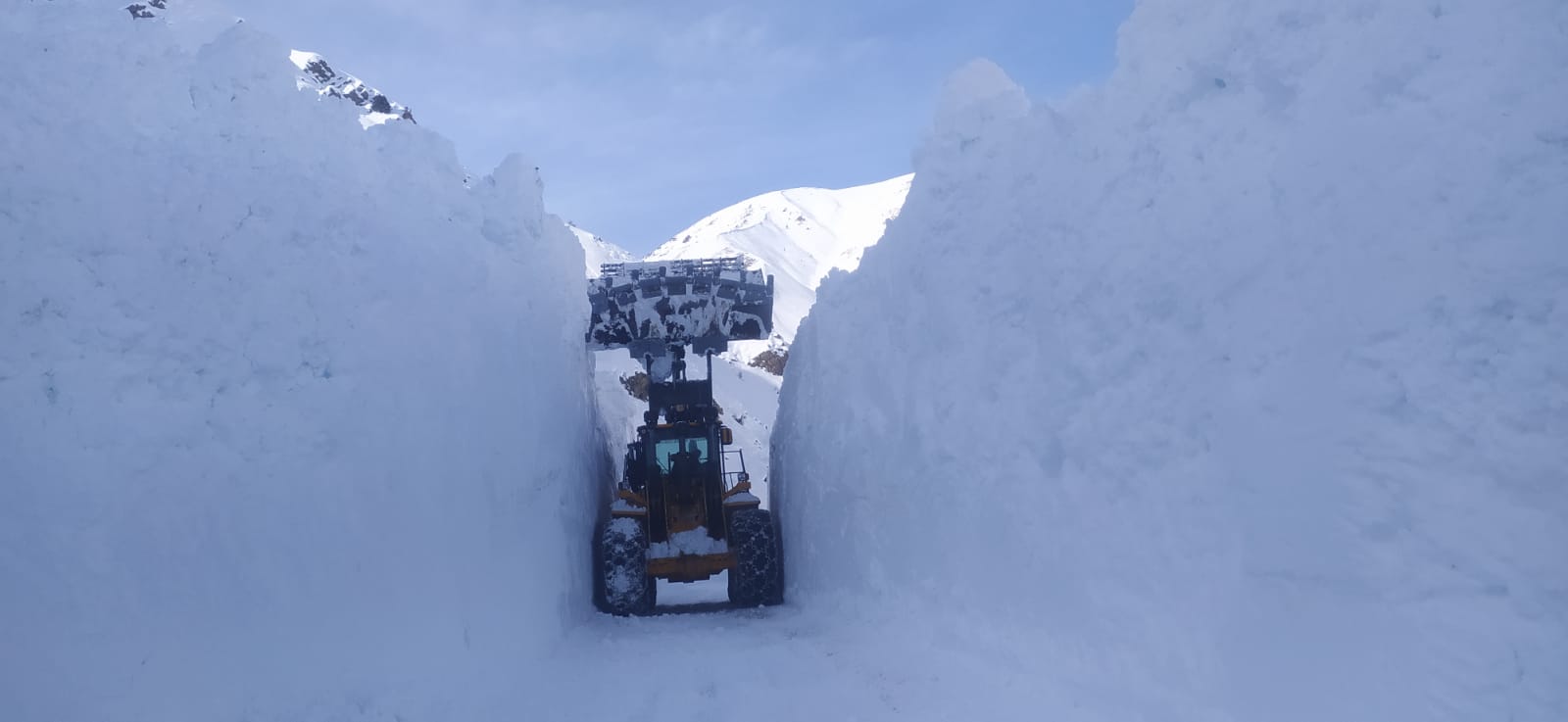 Hakkari'de 7 metre karla mücadele