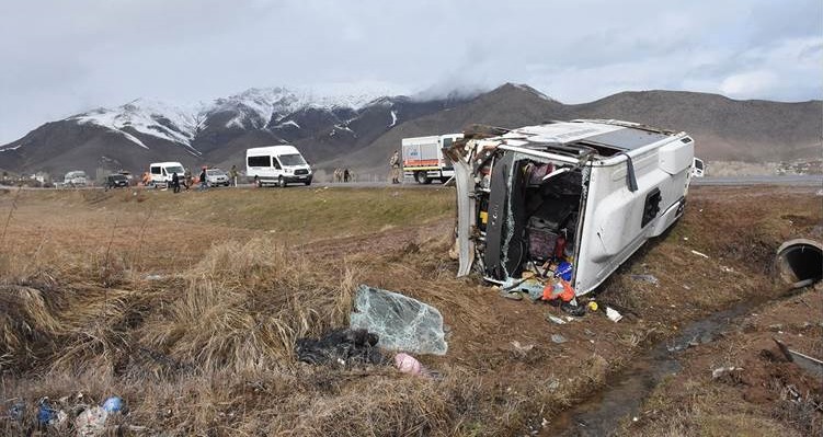 Van'da yolcu midibüsü devrildi: 7'si çocuk 27 yaralı