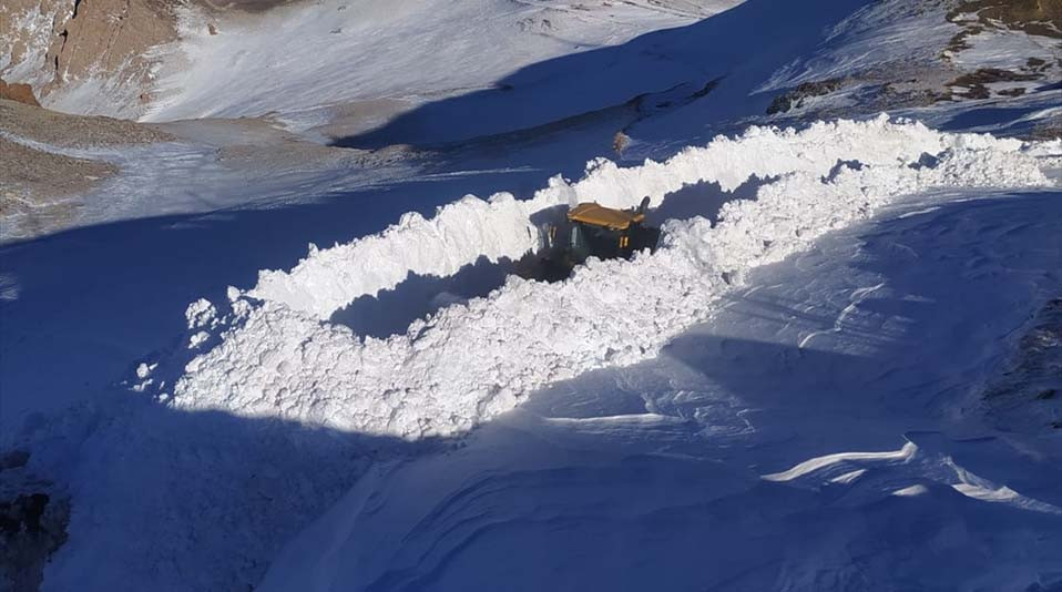Yüksekova'da karla mücadele çalışmaları devam ediyor