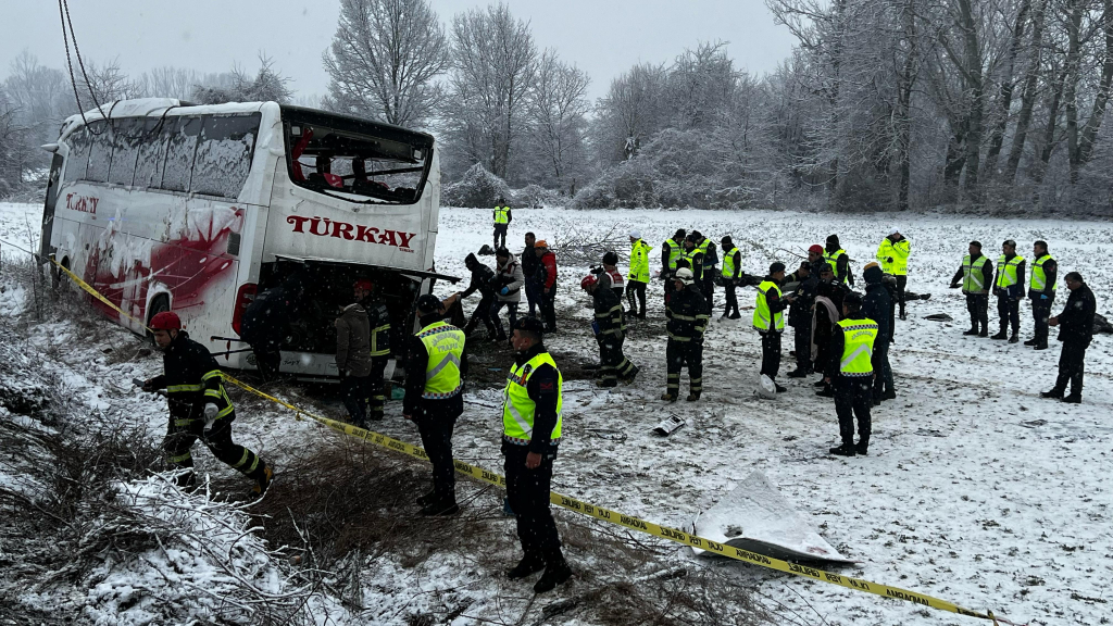 Yolcu otobüsü devrildi: 6 ölü, 33 yaralı