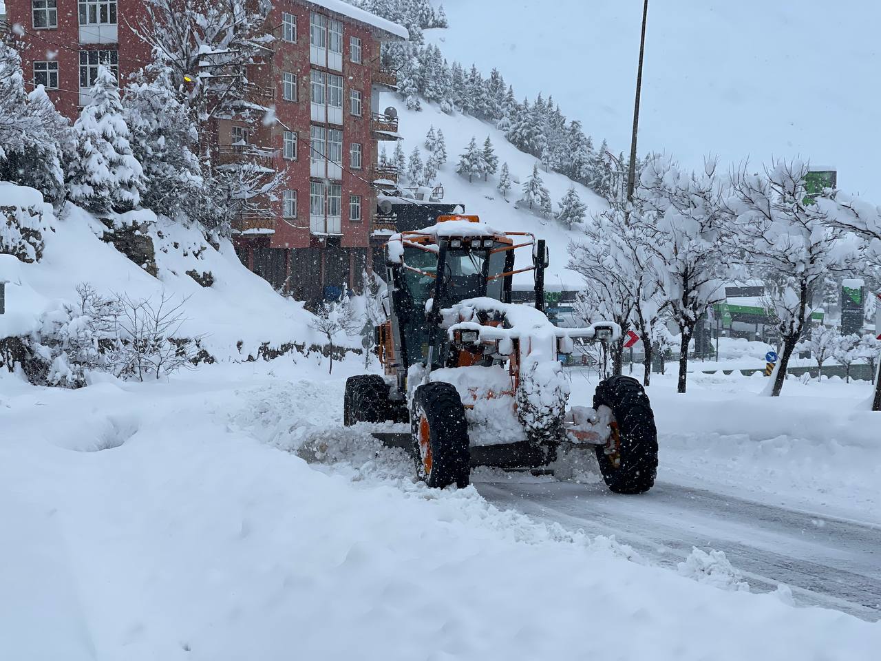 Hakkari'de 355 yerleşim yolu ulaşıma kapandı