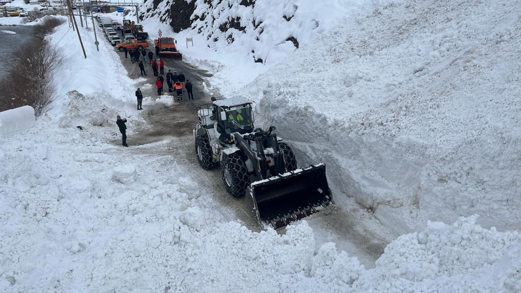 Çığ'dan dolayı kapanan Hakkari-Çukurca yolu ulaşıma açıldı