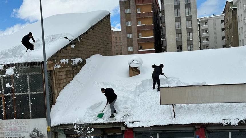 Esnaflar çatılardaki kar kütlelerini temizledi