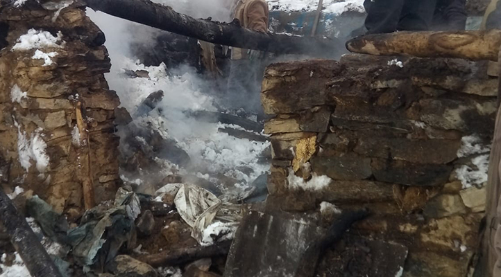 Ahır yangını: 1 katır ile 50 keçi telef oldu