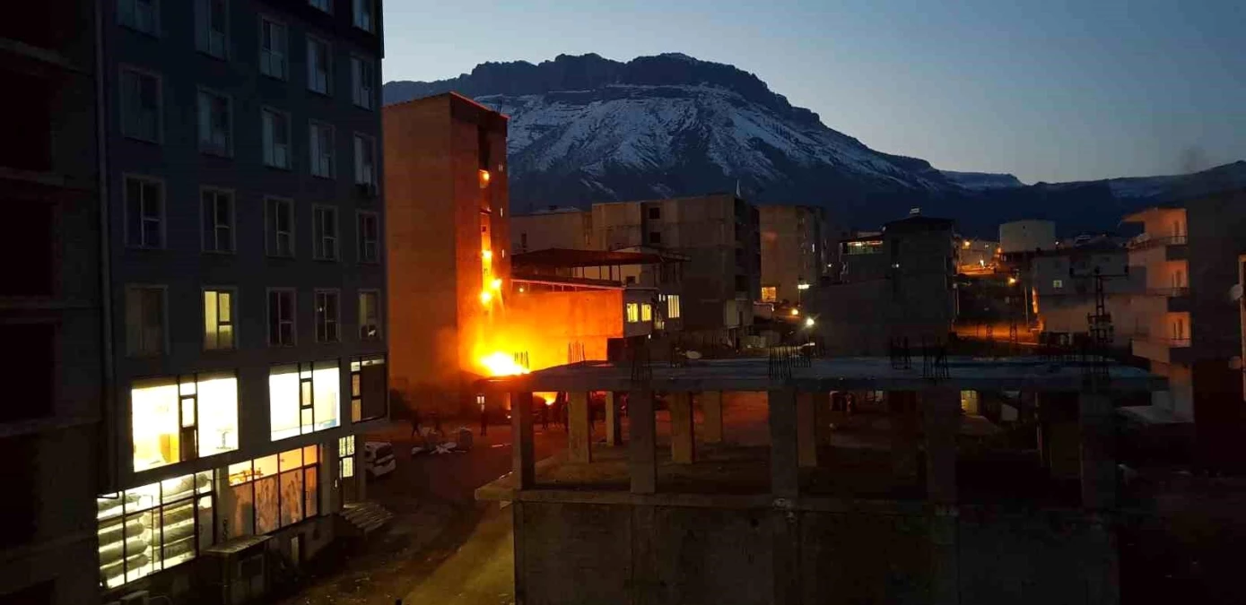 Derecik'te 6 Katlı Binanın Kazan Dairesinde Yangın Çıktı