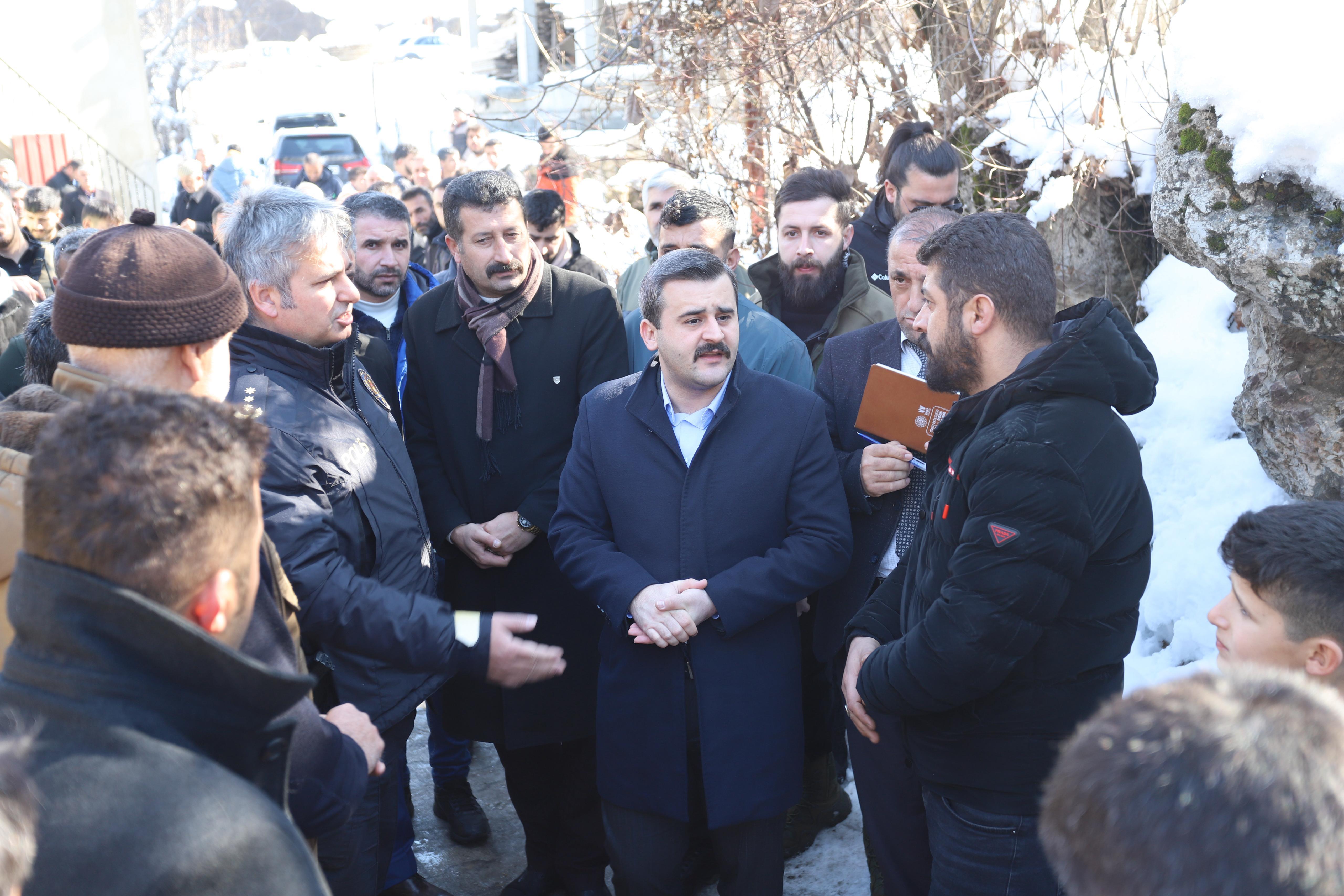 Çukurca'da evi yanan aileye kaymakam ve belediye başkanı sahip çıktı