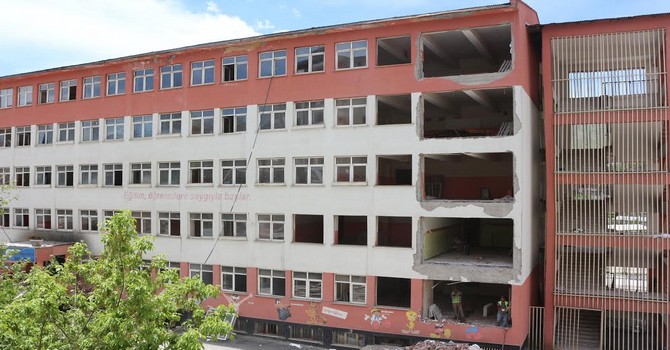 Okulların kapanmasına 1 ay kala Hakkari'de okul tatil edildi