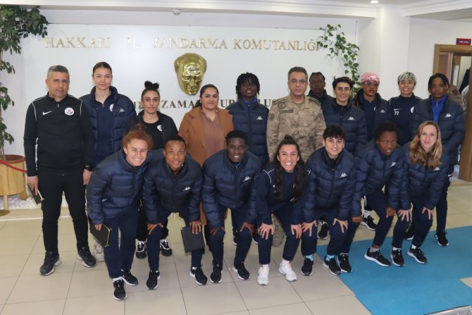 Hakkarigücü Spor Kulübü Kadın Futbol Takımı Jandarma Komutanını Ziyaret Etti