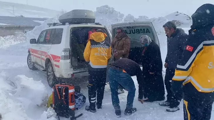Yol kapanınca hamile kadın köyde doğum yaptı