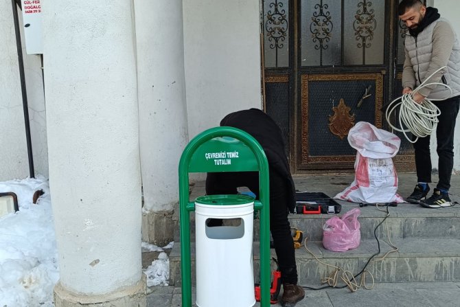 Hakkari’nin farklı noktalarına çöp kovaları yerleştirildi