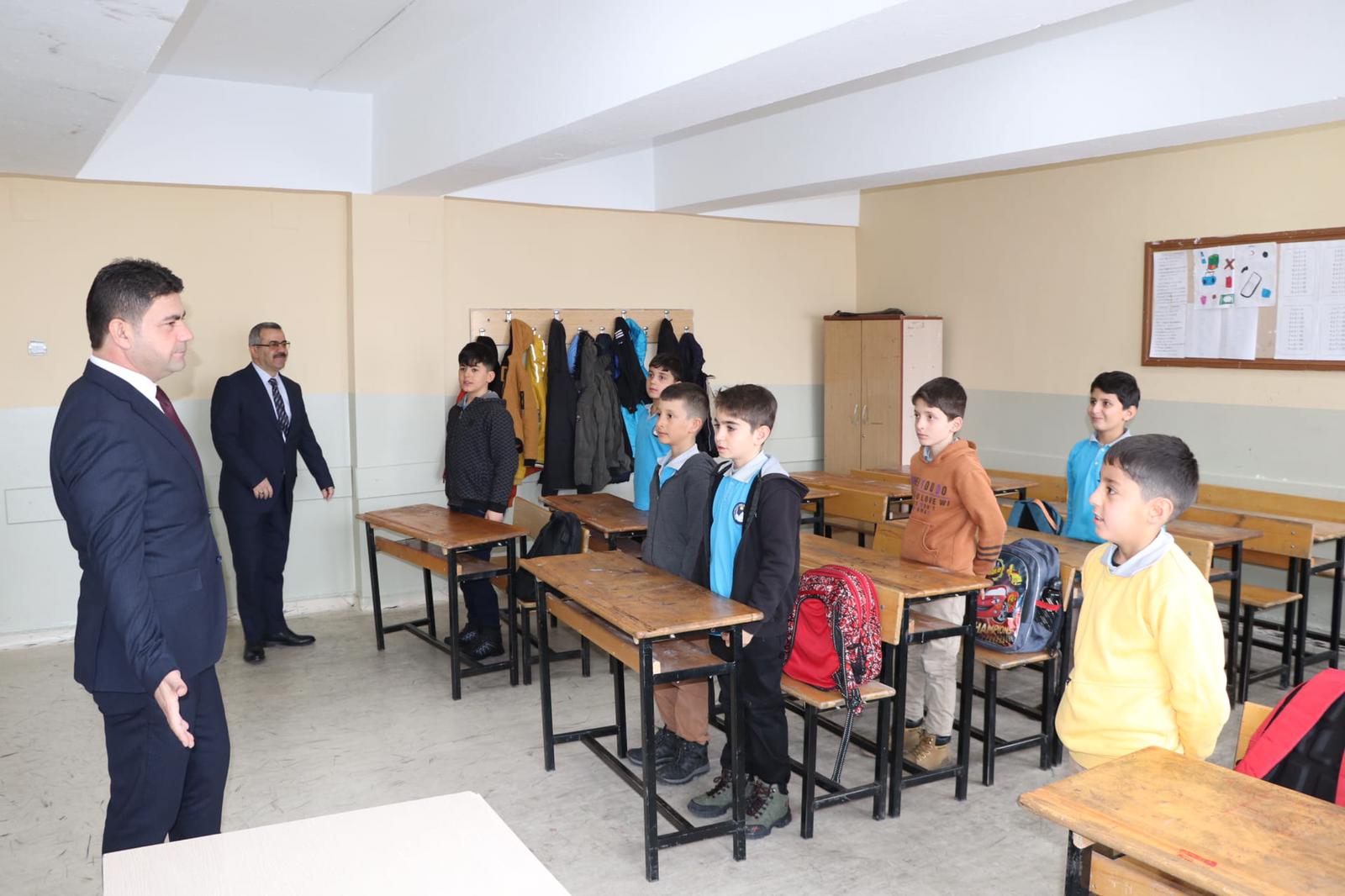 Okullarda yarıyıl tatili bitti: Hakkari'de öğrenciler ders başı yaptı