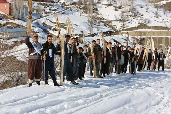 Şemdinlili gençler, kendi yaptıkları tahta kayaklarla kayıyor