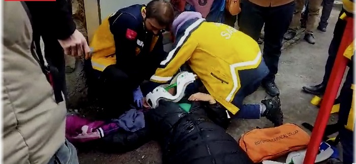 Başına buz kütlesi düşen kadın yaralandı