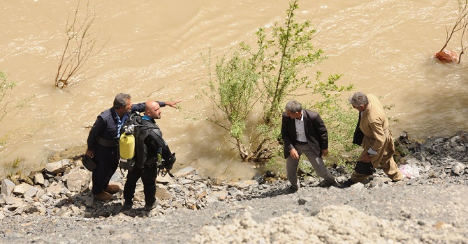 Hakkari'de Dalgıç polisler Zap Suyu'nda kaybolan kadını arıyor