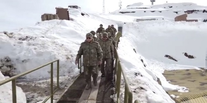 Kara Kuvvetleri Komutanı Hakkari'de İncelemelerde Bulundu