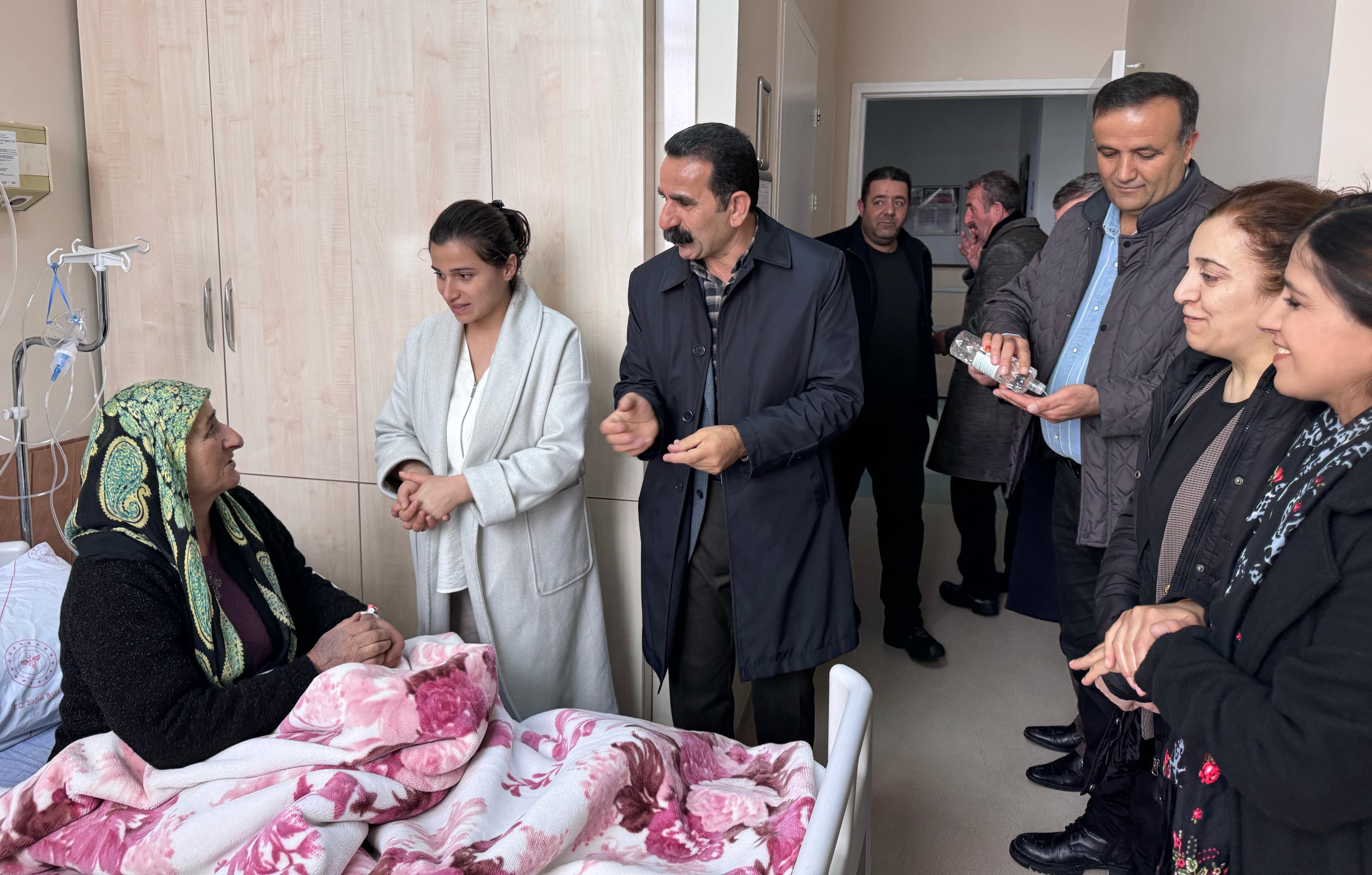Dem Parti Hakkari adaylarından hasta ziyaretleri
