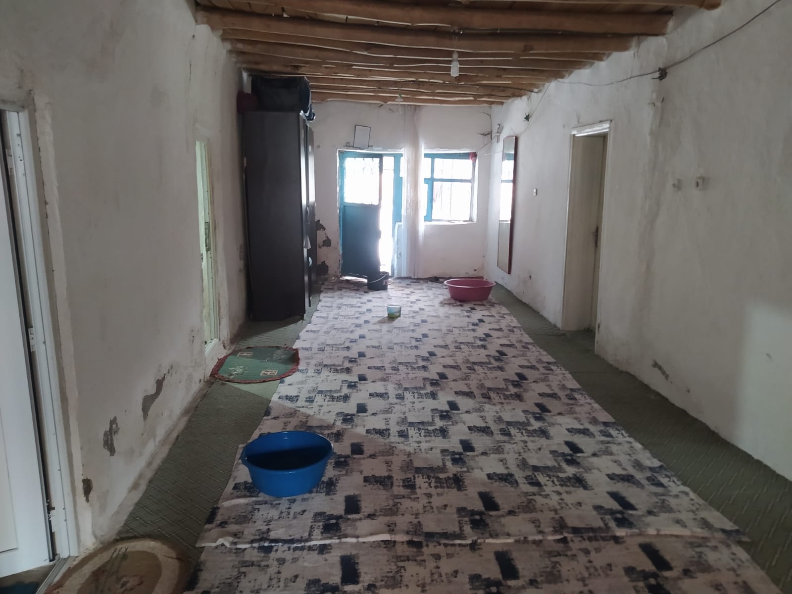 Hakkari'de yıkık dökük evde yaşayan aile Vali Ali Çelik’e seslendi!