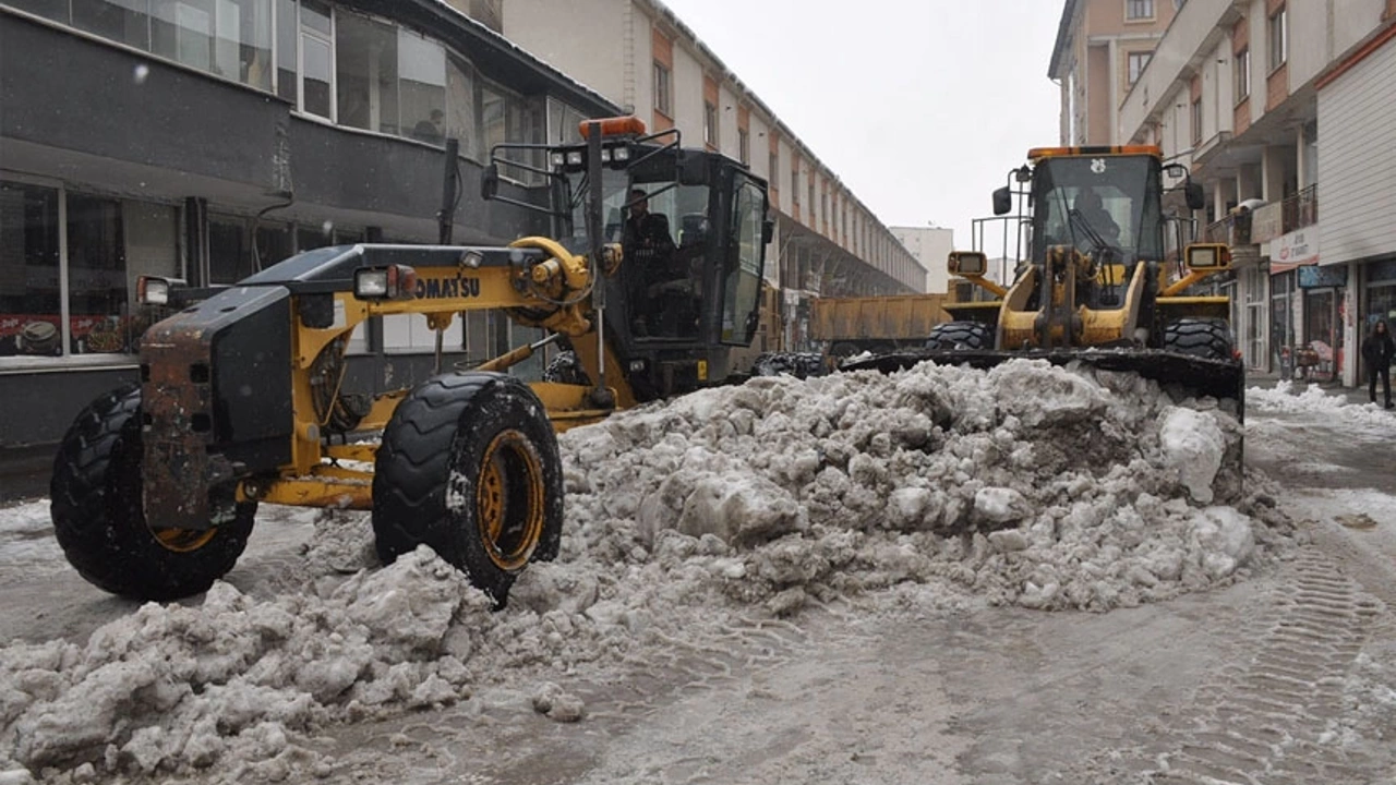 Yüksekova'da kar yığınları şehir dışına taşınıyor