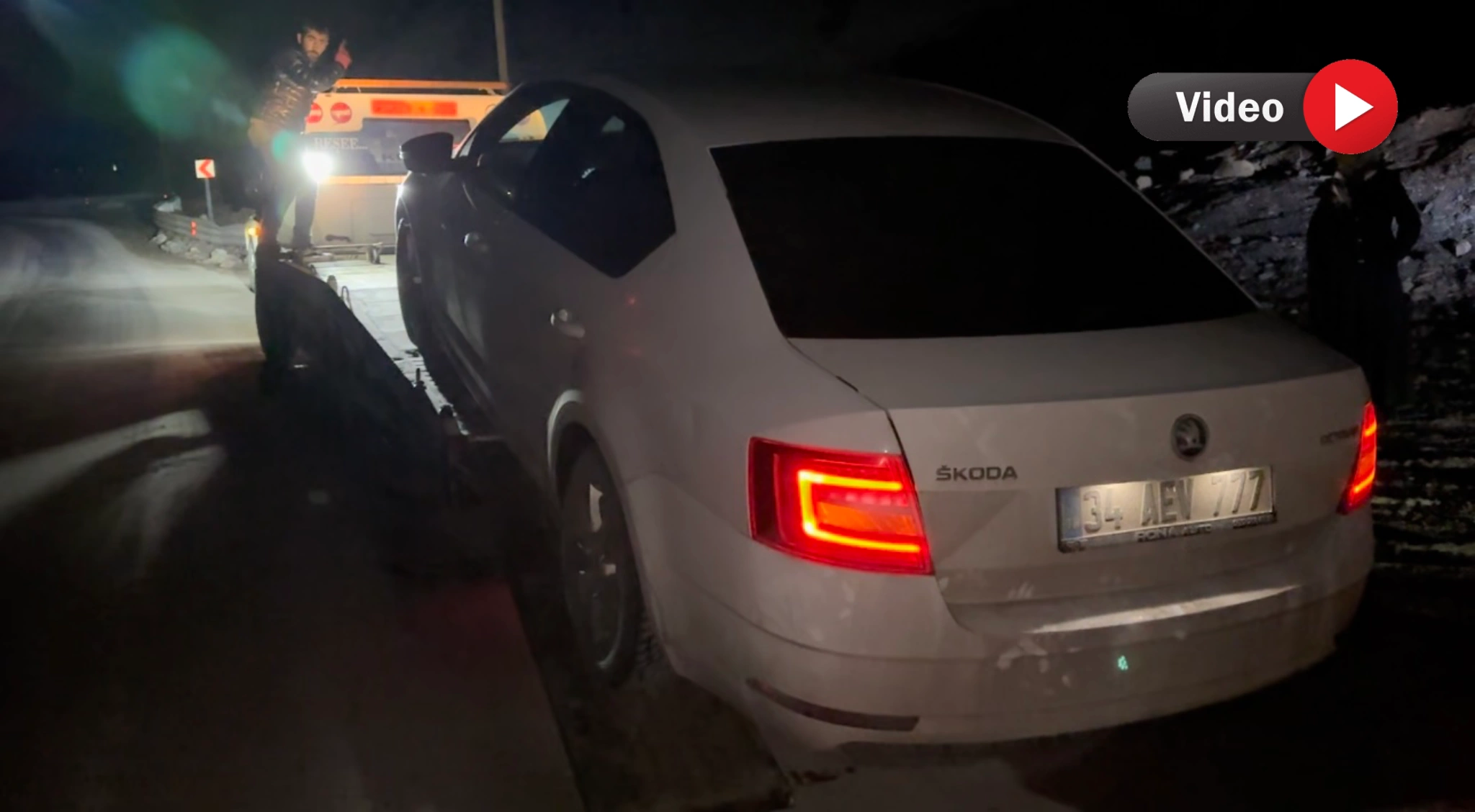 Hakkari-Yüksekova karayolunda 5 kişilik aile ölümden döndü!