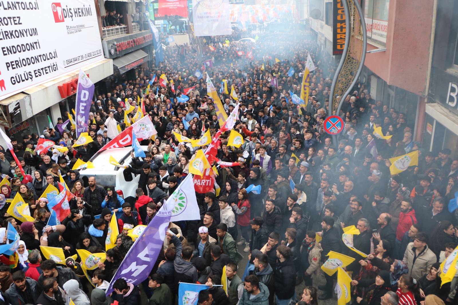 Dem Parti Seçim ofisin açılışı mitinge dönüştü