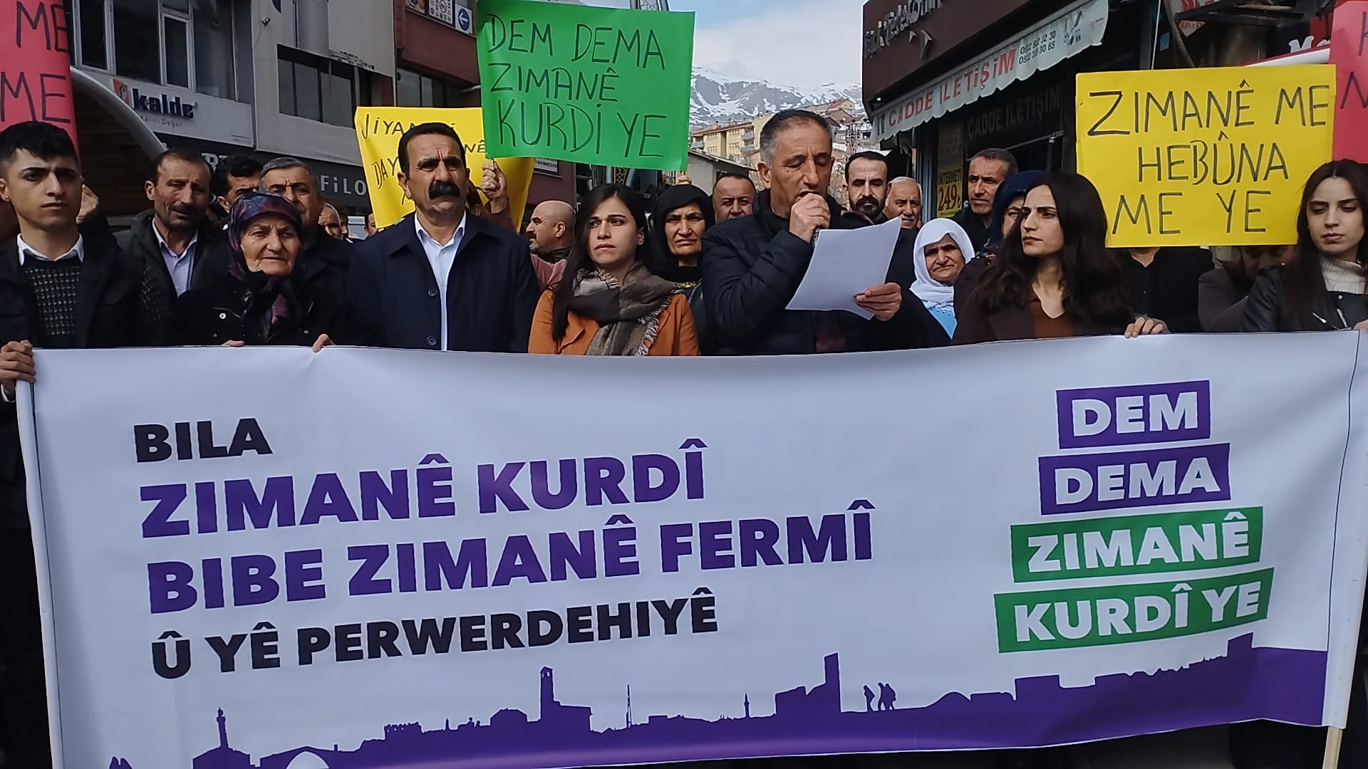 Hakkari DEM Parti'den 'Anadil Günü' yürüyüşü