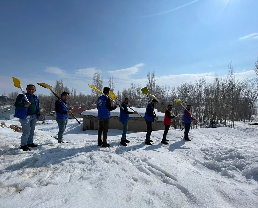 Yüksekova’da evi çökmek üzere olan yaşlı çiftin imdadına Gençlik Merkezi yetişti