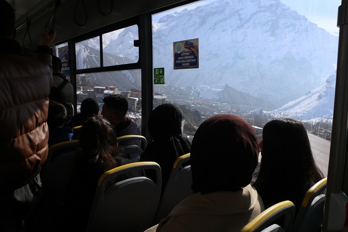 Hakkari'de ücretsiz servis polemiği! 'Terliği giyen çarşıya çıkıyor'