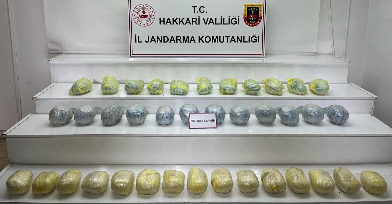 Hakkari'de arazide 40 kilo metamfetamin ele geçirildi