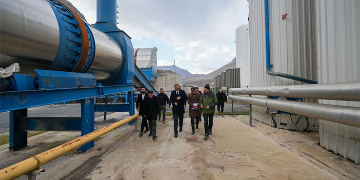 Hakkari Valisi Çelik asfalt tesisinde inceleme yaptı