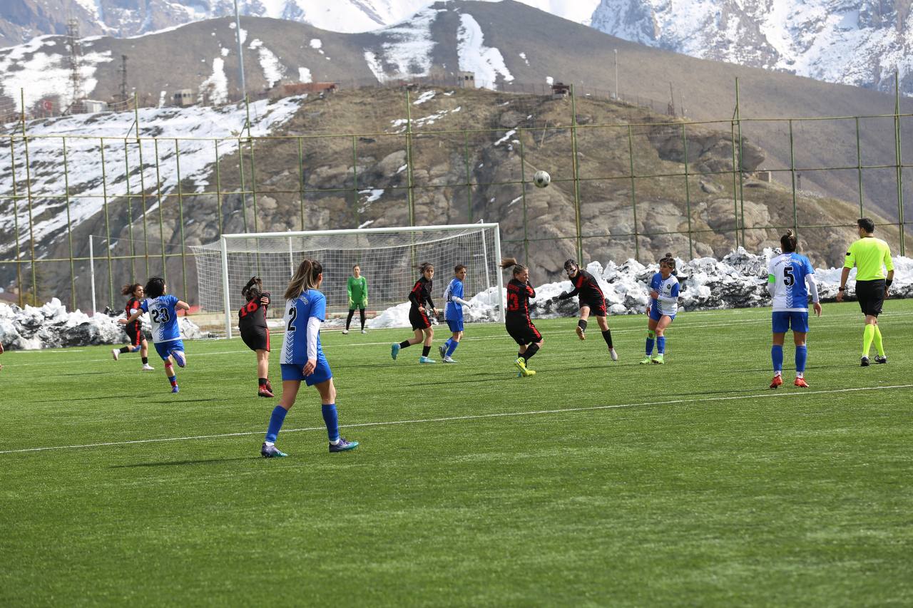 Yüksekova Belediye Spor rakibini gole boğdu