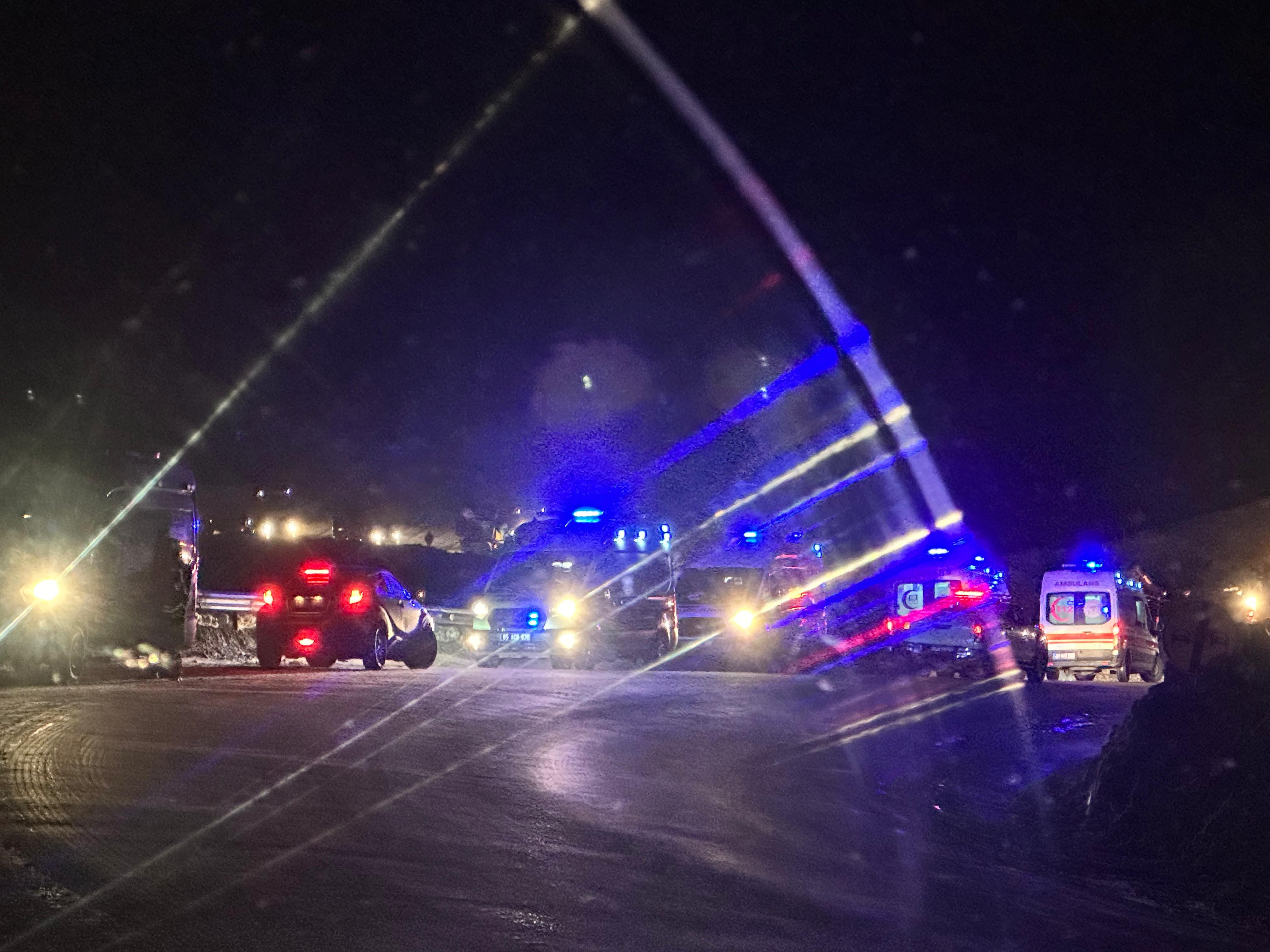 Hakkari-Van karayoluna minibüsün üzerine çığ düştü: 1 ölü 10 yaralı