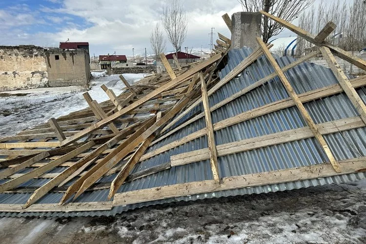 Derecik'te kuvvetli fırtına çatıları uçurdu