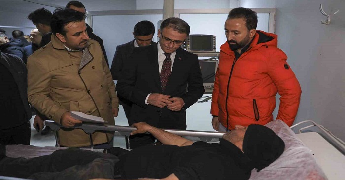 Van Valisi Balcı, çığdan kurtulan yaralıları hastanede ziyaret etti