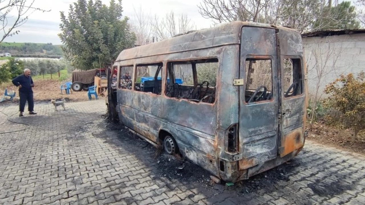 AK Parti'nin seçim aracı kundaklandı!