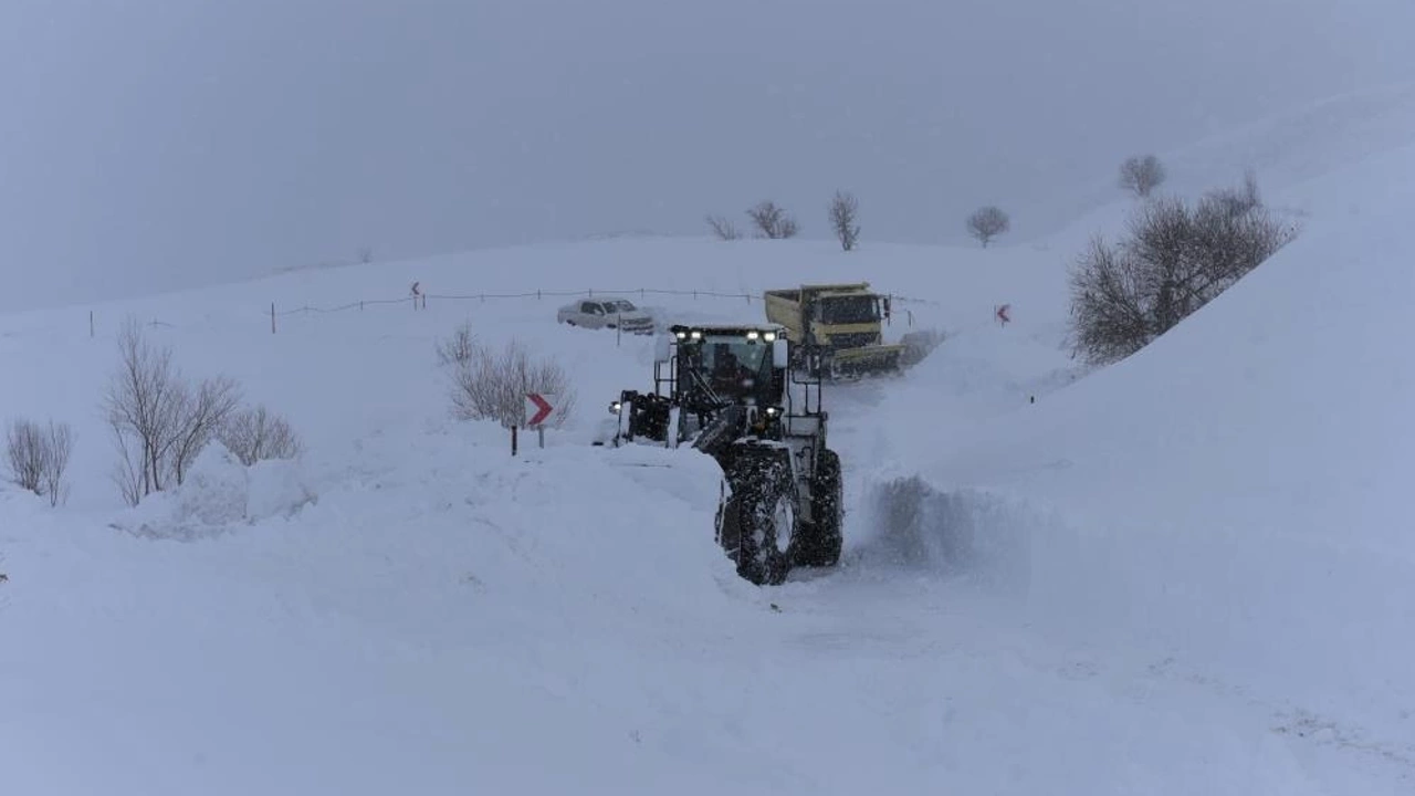 Hakkari'de kapalı köy yolları açılıyor