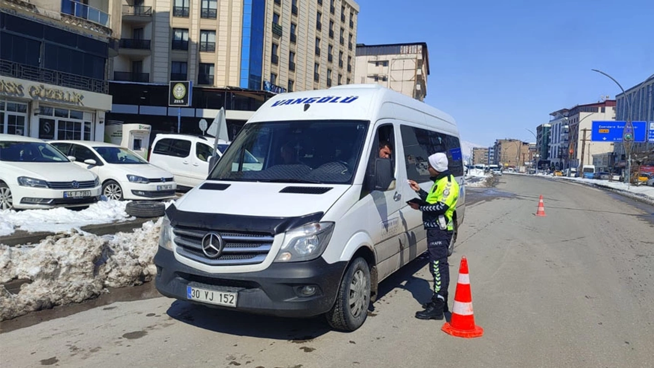 Yüksekova’da yolcu minibüsleri denetlendi
