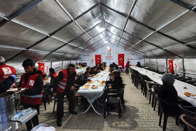 Kızılay, Hakkari'de iftar çadırı kurdu!