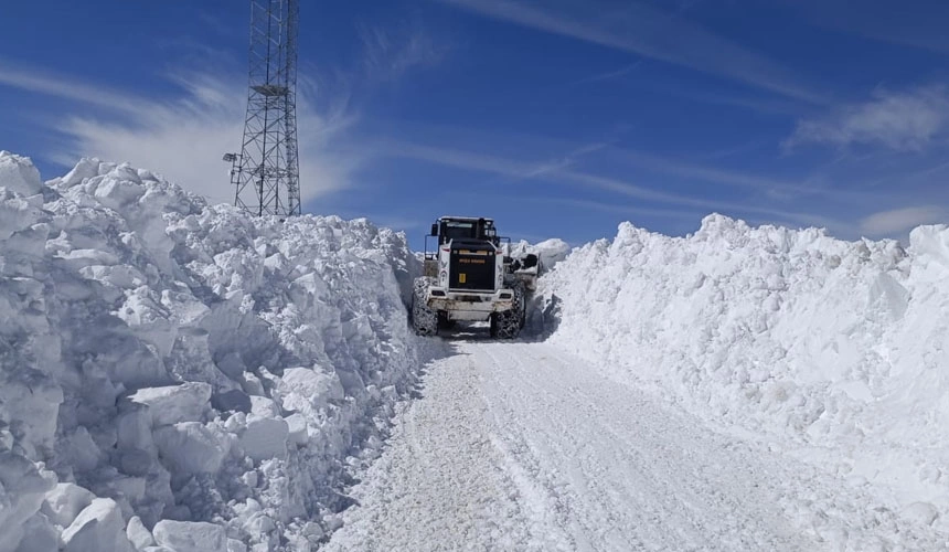 Yüksekova’da karla mücadele çalışmalarına tipi engeli