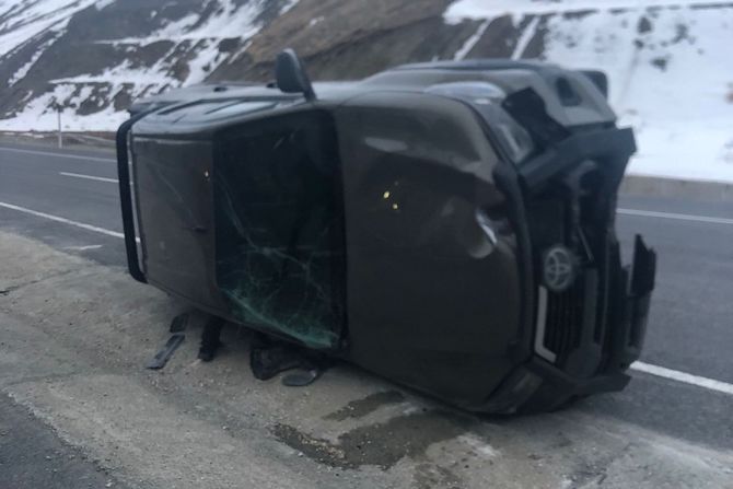 Hakkari-Van karayolunda bir araç takla attı