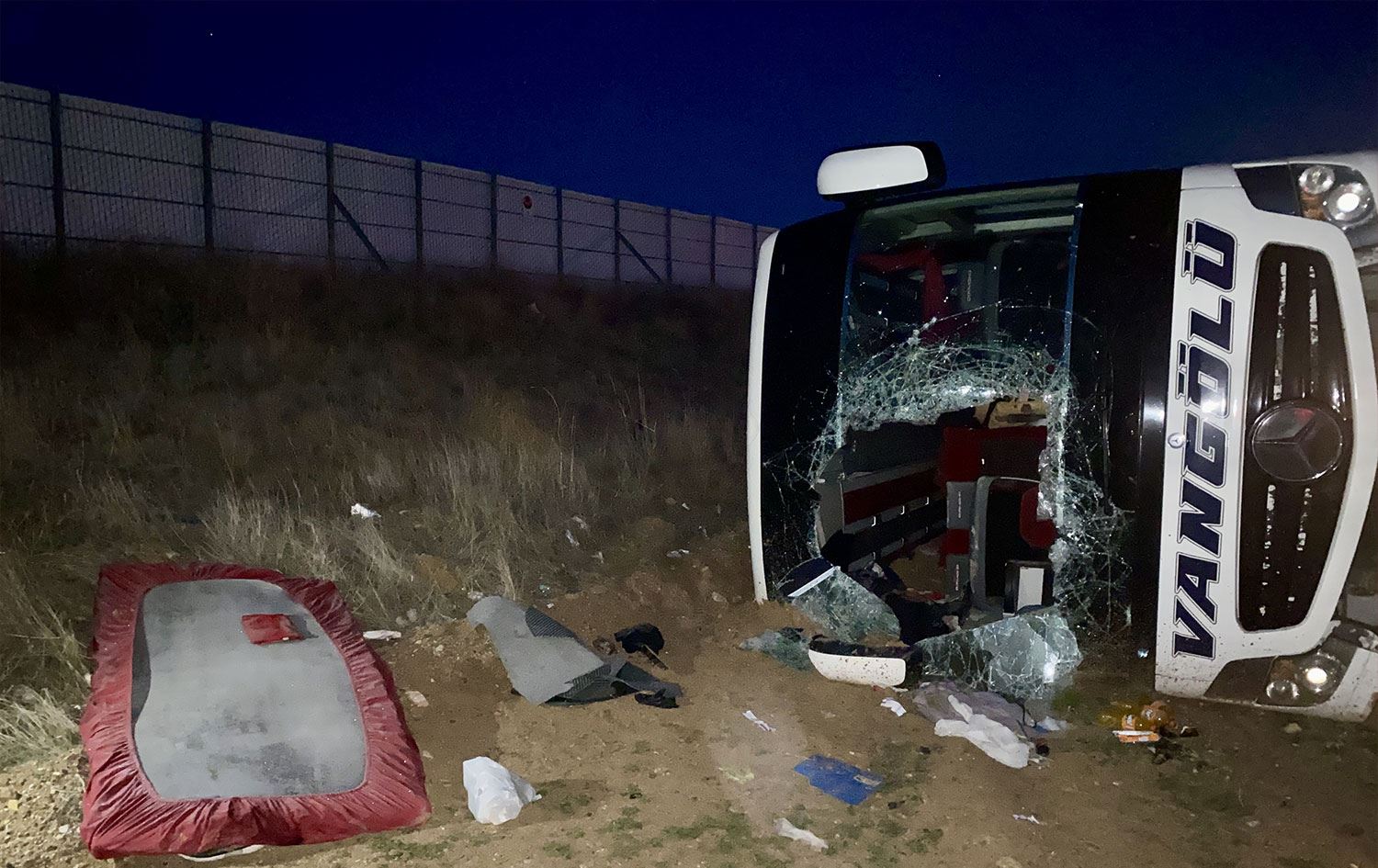 Van otobüsü kaza yaptı: 15 yaralı