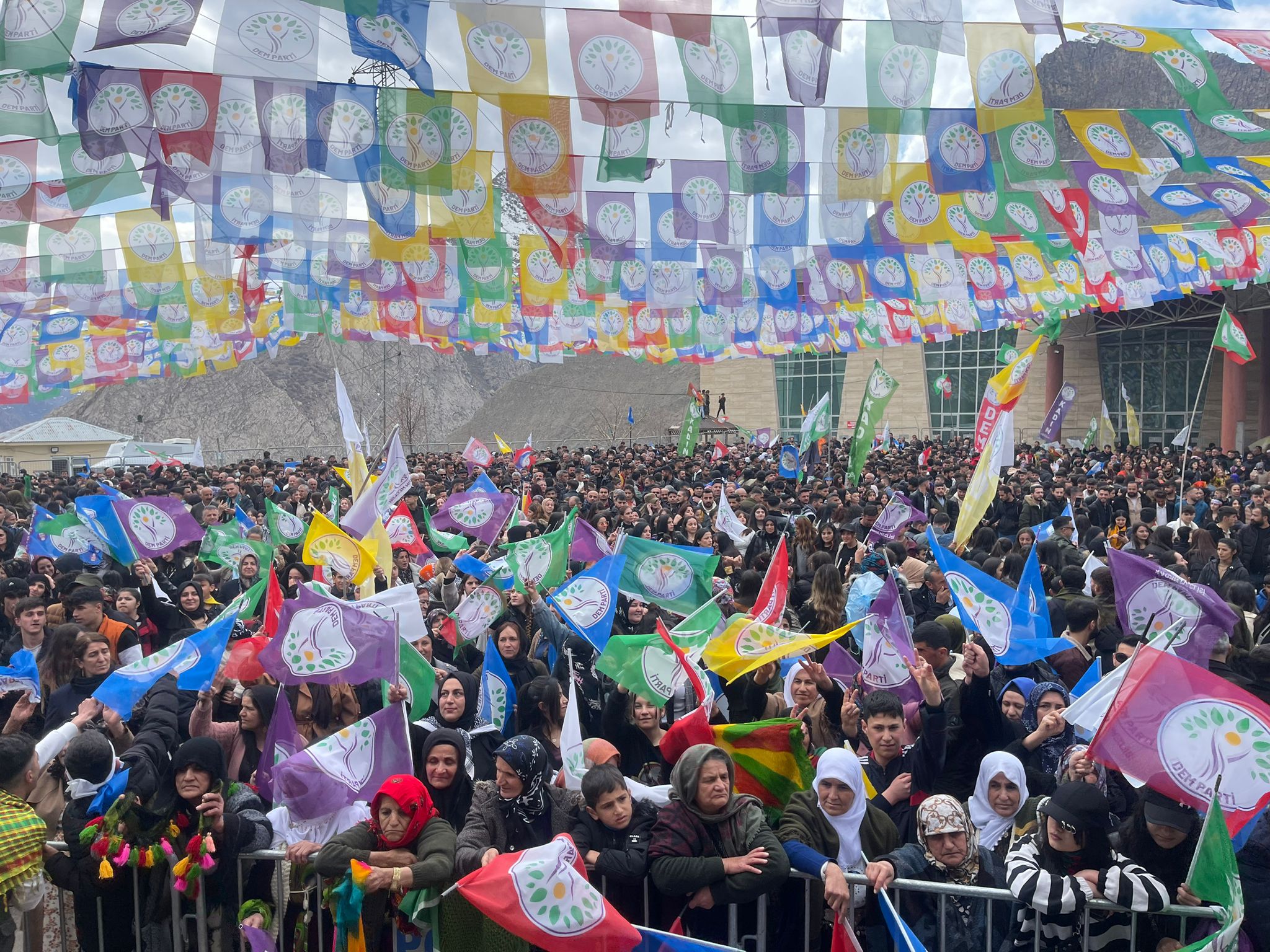 Hakkari Newroz’unu binler kutladı