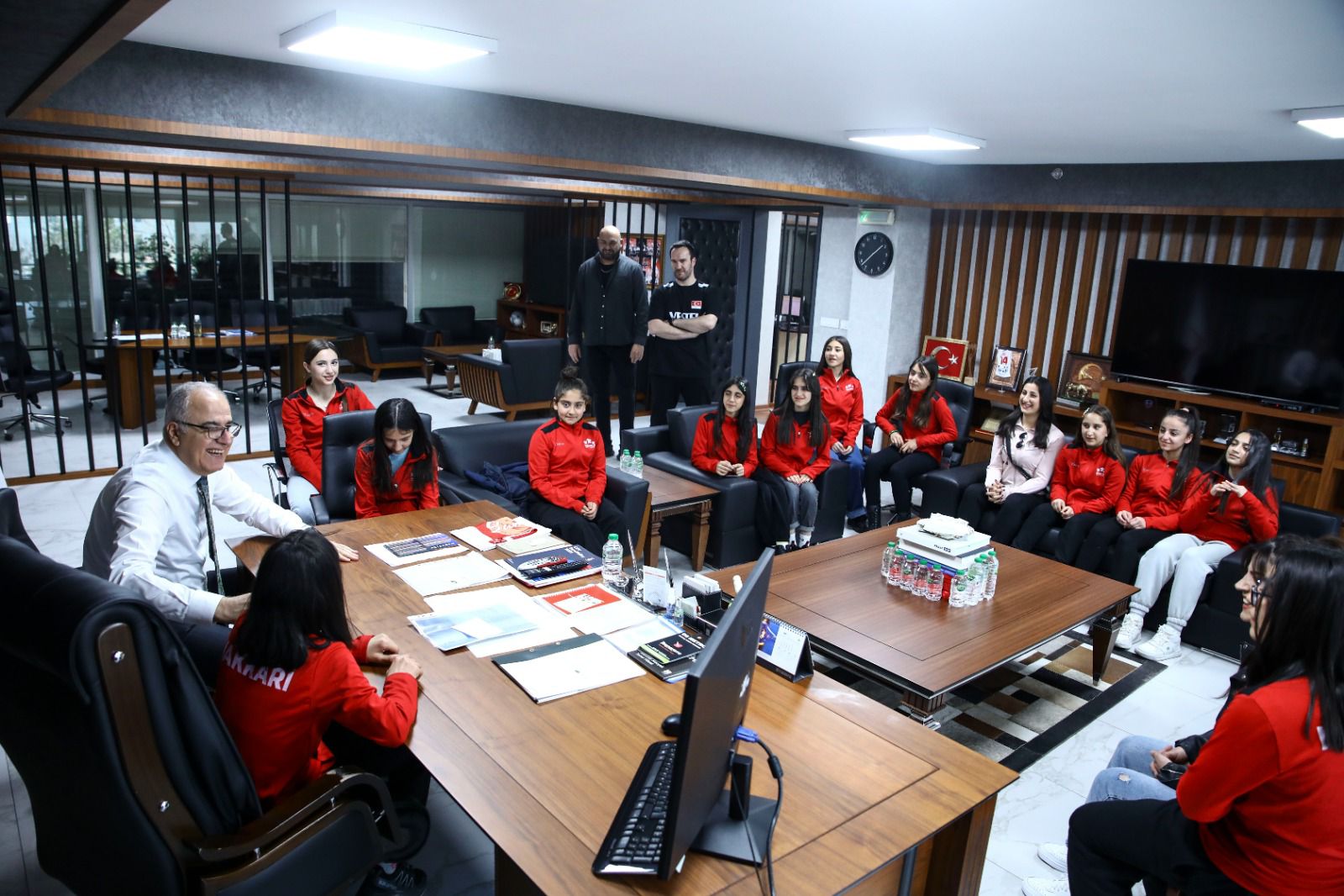 Hakkari Voleybol Sporcuları, Başkan Üstündağ'ı Ziyaret Etti