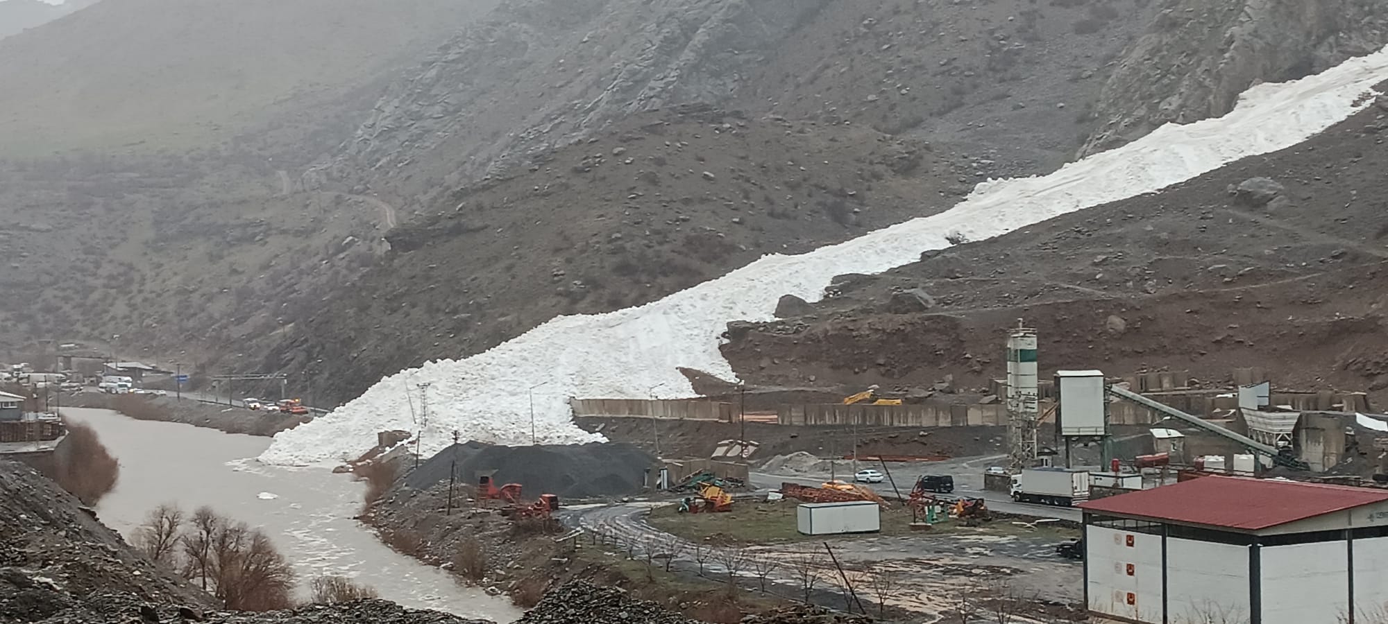 Hakkari-Çukurca karayoluna çığ düştü