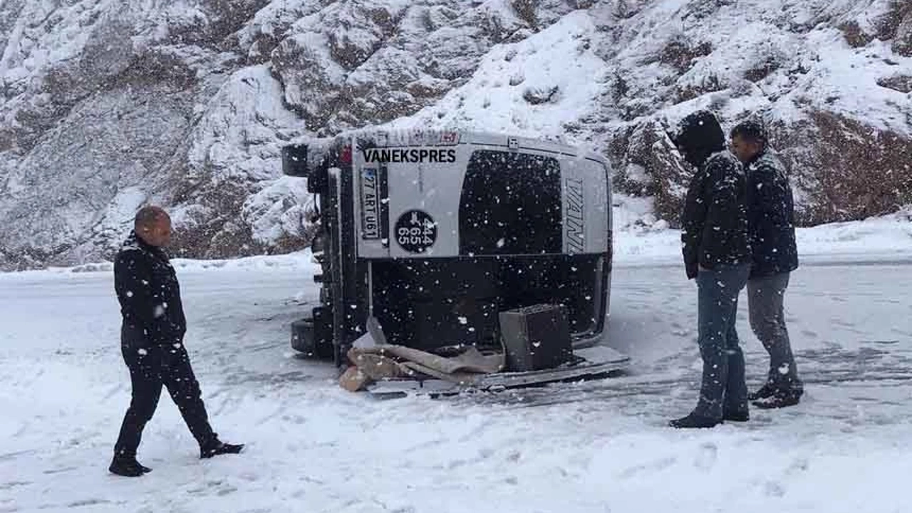 Hakkari-Van karayolunda minibüs devrildi: 7 yaralı